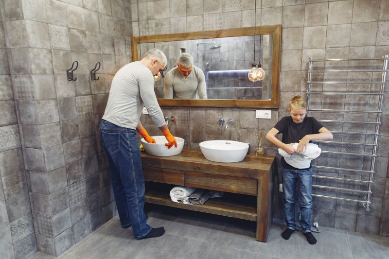 déco wc nature un homme arrange les toilettes avec son fils
