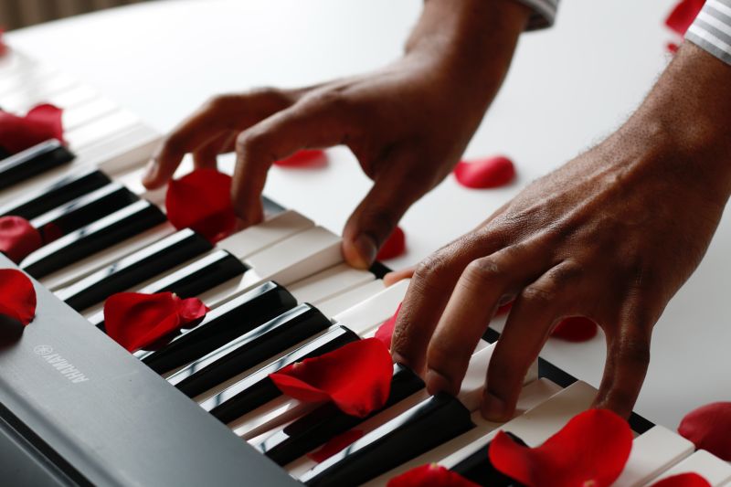 décoration chambre saint valentin un piano couvert de pétales de roses