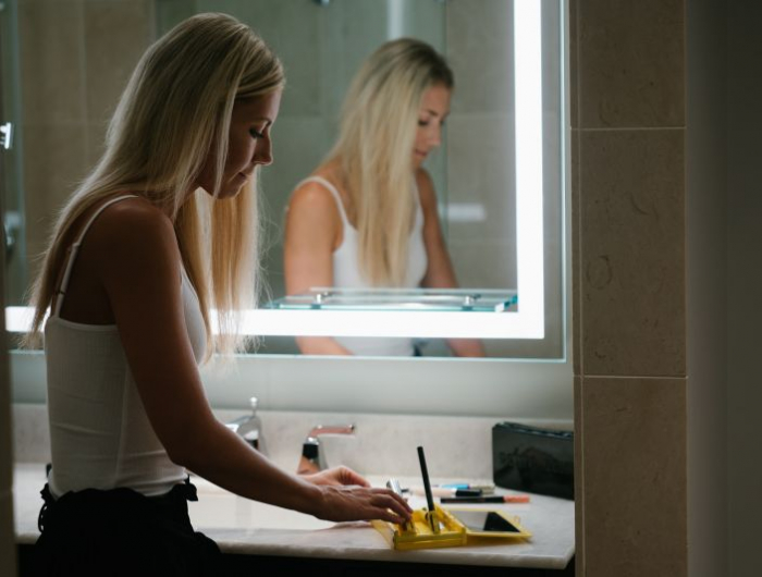 decoration wc moderne une femme qui se maquille devant le miroir
