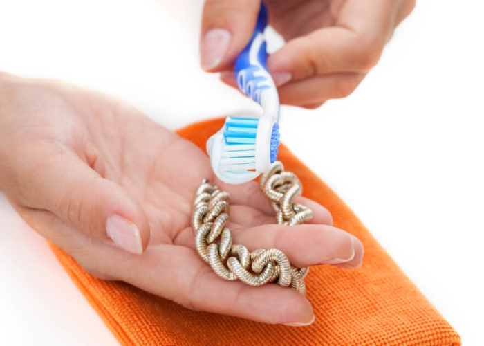 dentrifice brosse a dents pour nettoyer bijoux argent noirci