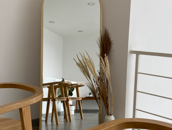 design intérieur style minimaliste meubles en bois chaises miroir