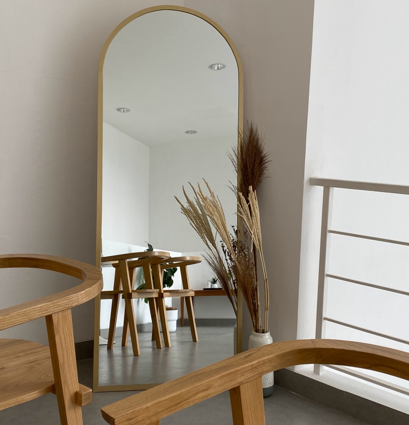 design intérieur style minimaliste meubles en bois chaises miroir