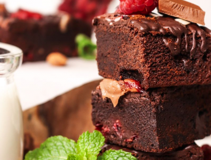 diner en amoureux maison brownie sans gluten garni de framboises