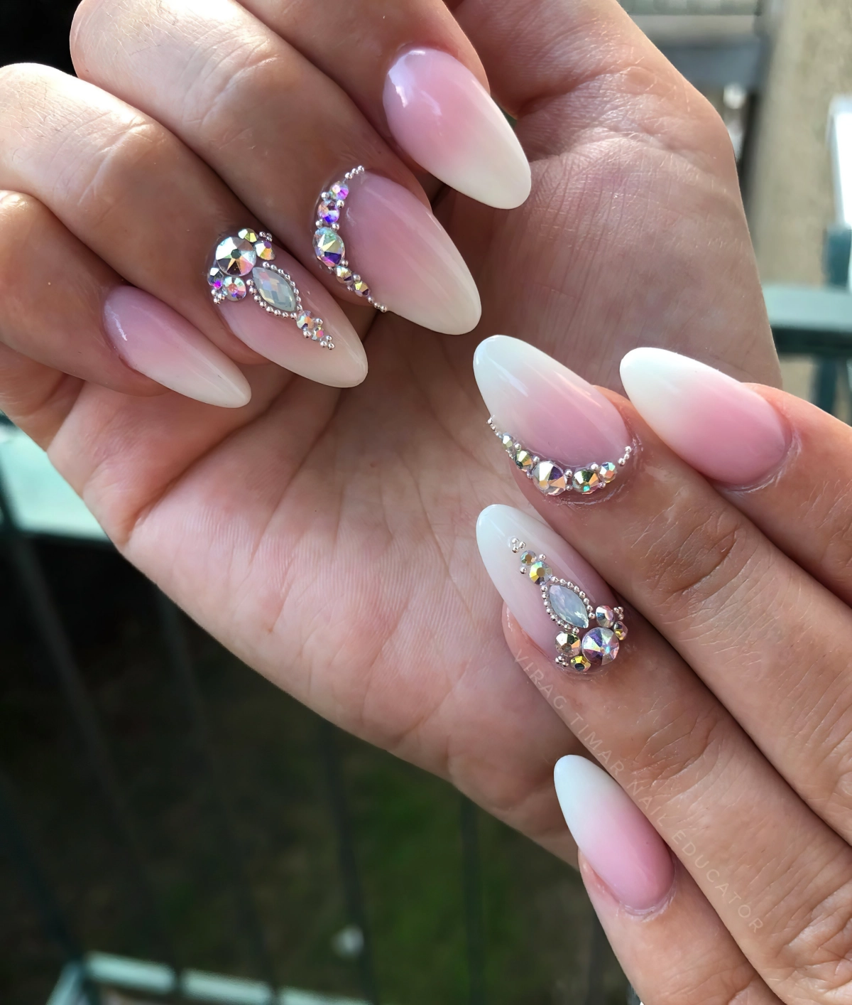 embellissement cristaux nail art ongles rose pastel vernis milky white