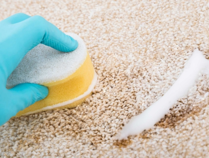 éponge gants nettoyage au bicarbonate de soude tapis taches tenaces