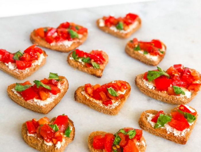 exemple d apéro dinatoire italien bouchée saint valentin toast bruschetta tomates chevre basilic