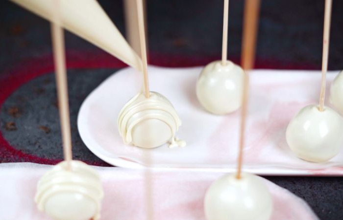 exemple de gateau saint valentin simple et rapide petites balles gateau enrobées de chocolat blanc