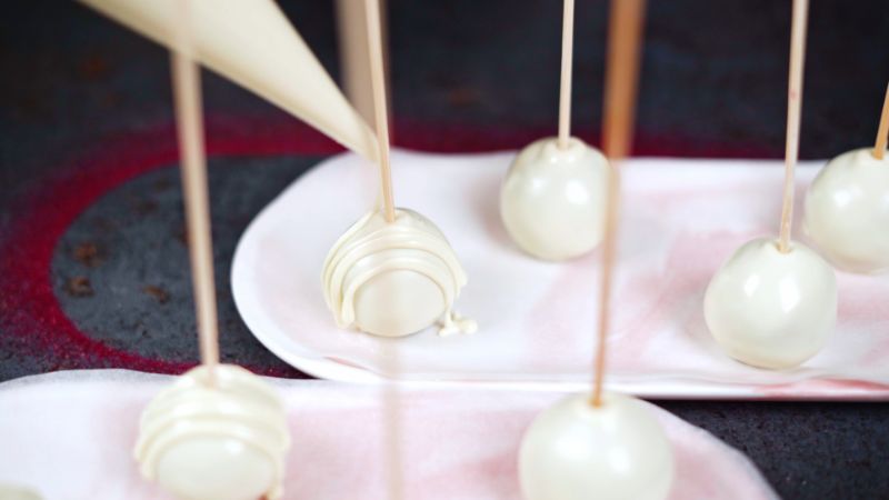 exemple de gateau saint valentin simple et rapide petites balles gateau enrobées de chocolat blanc