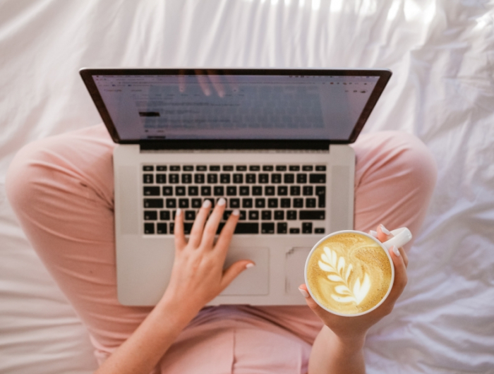 femme pijama travailler maison ordinateur portable tasse café
