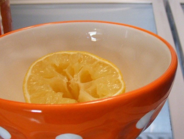 frigo qui pue remede de grand mere avec une moitié de citron pour enlever les odeurs