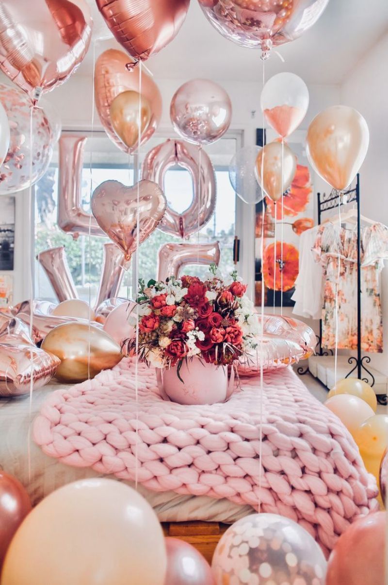 grand pot de fleur plaid douillet rose plusieurs ballons idée deco romantique chic chambre saint valentin