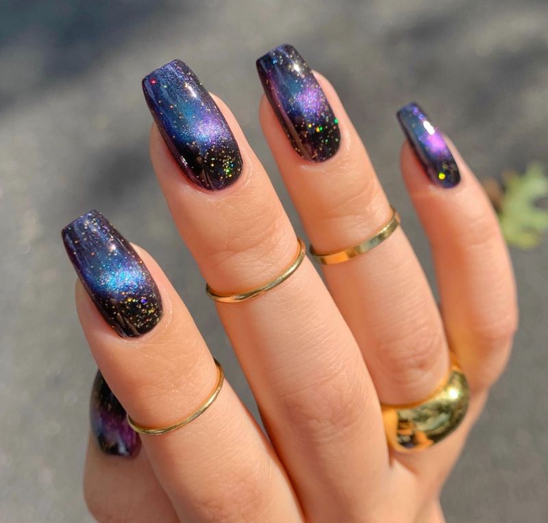 idée manucure pour 2022 original ongles couleurs galaxie noir violet paillettes