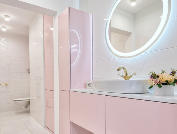 insolite deco toilettes originales miroir à éclairage dans des toilettes roses