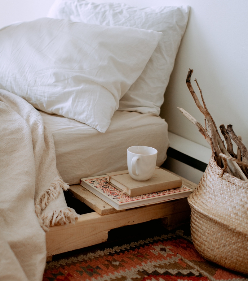 lit douillet déco chambre cocooning cadre lit bois avec rangement