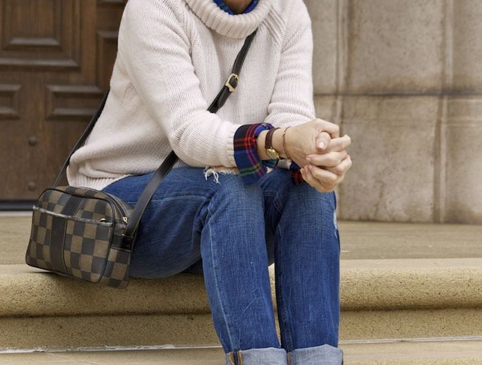 look femme 50 ans 60 ans pull blanc avec chemise carreaux en dessous jean bleu sac badoulière tendance