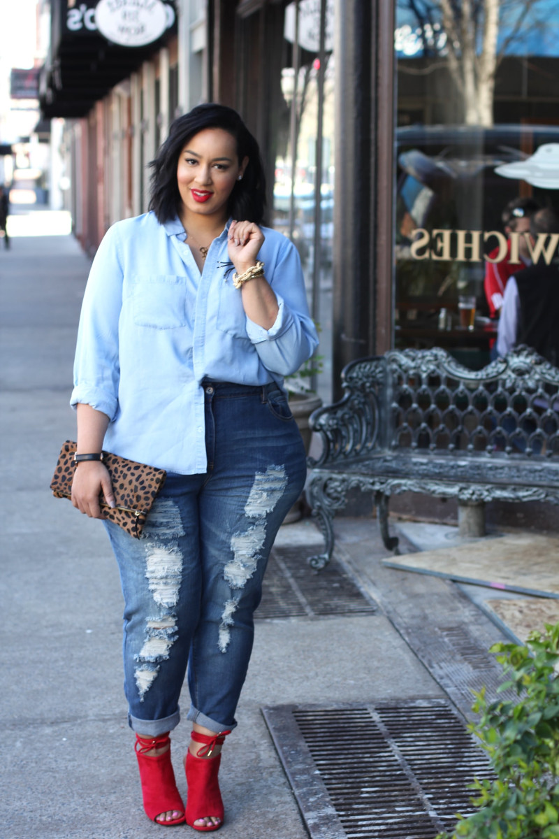 look femme ronde jean dechire chemisier escarpins rouges