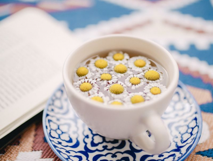 mal de ventre regle thé de camomille dans une tasse bleue