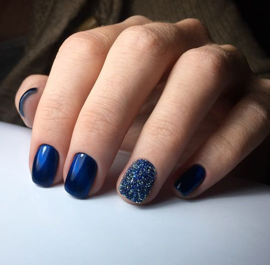 manucure bleu couleur bleu marin et ongle paillettes idee peinture couleur ongle
