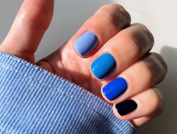 manucure couleur bleu nuances variées idée ongles dépareillées originales