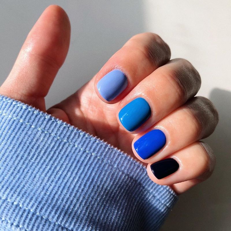 manucure couleur bleu nuances variées idée ongles dépareillées originales