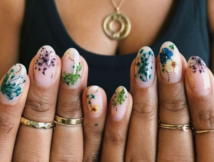 manucure printemps ongles avec des fleurs dessinés dessus motifs originaux