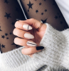 manucure style minimaliste nail art ongle long vernis couleur foncée noire dessin trait ligne noire