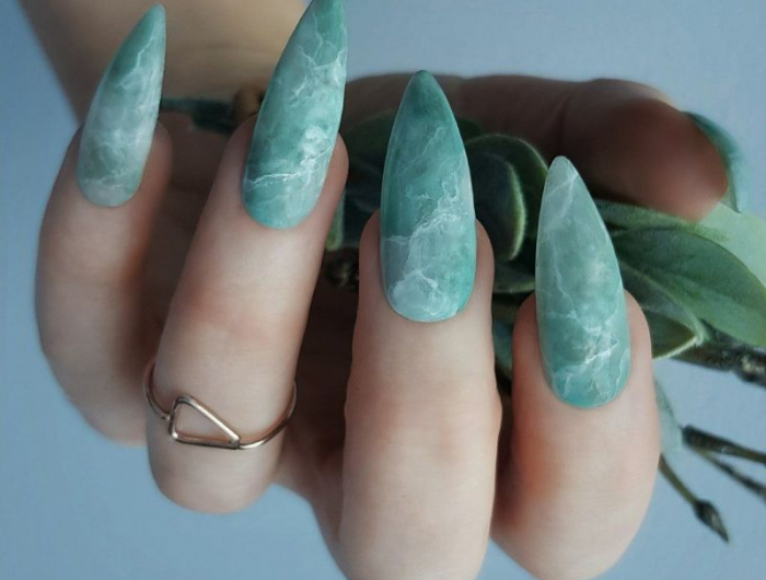 marbre ongles couleur verte idée ongles motifs nature populaire 2022