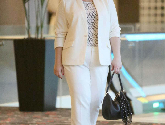mode femme ronde chic pantalon et veste blancs top elegant