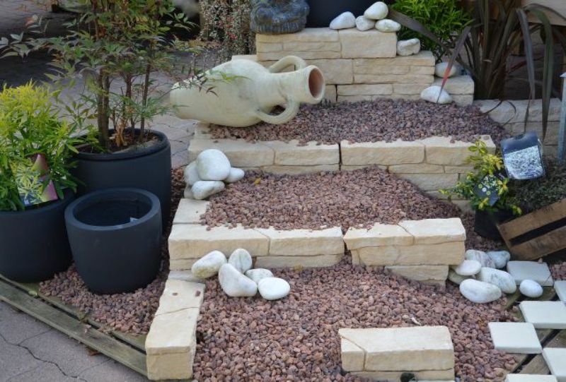 modele de jardin zen mineral avec galets gravier et pierres variées plantes autour