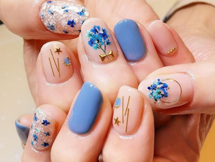 nail art bleu et or motifs fleuris dessins et couleur very peru bleu tendance