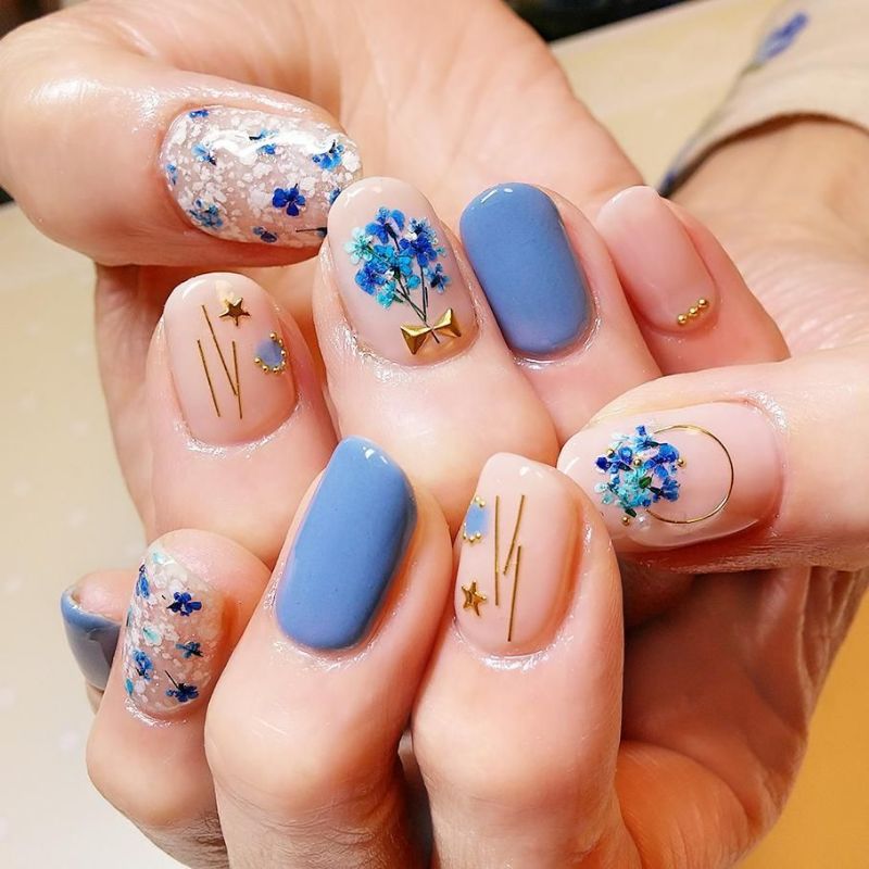 nail art bleu et or motifs fleuris dessins et couleur very peru bleu tendance