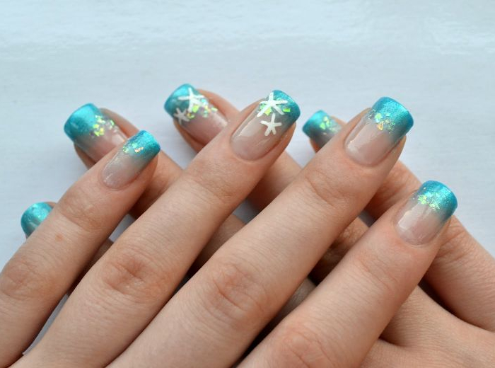 nail art ocean avec etoiles de mer paillettes couleur vert d eau