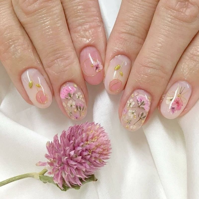 nail art ongles en gel avec des motifs floraux dessins creatifs