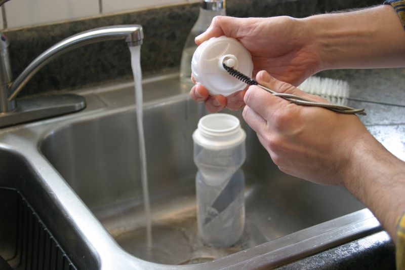nettoyer gourde inox nettoyer une bouteille à l aide d une brosse