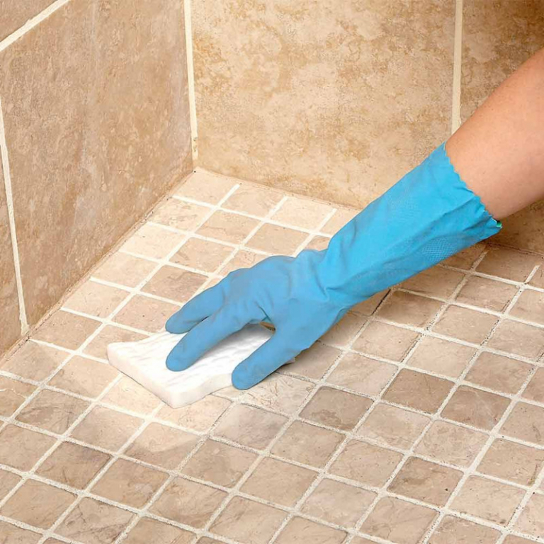 Nettoyer le carrelage de salle de bain de manière naturelle et efficace