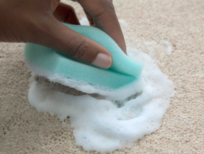 nettoyer un tapis très sale a l aide de bicarbonate de soude et eau chaude