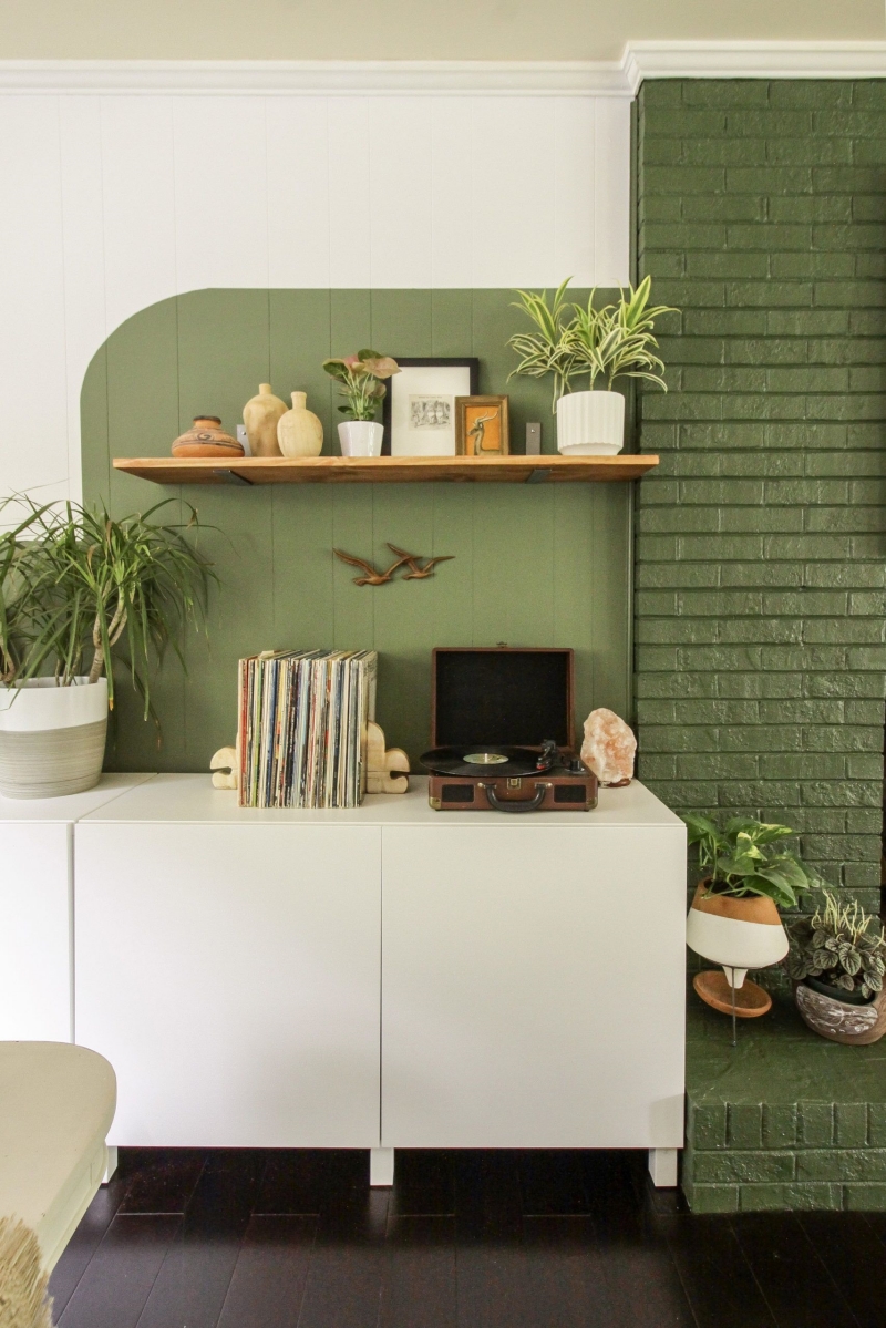 nuancier vert de gris meubles bois étagère bois plantes vertes