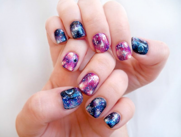 ongle tendance 2022 nail art galaxie univers étoiles espace cosmique