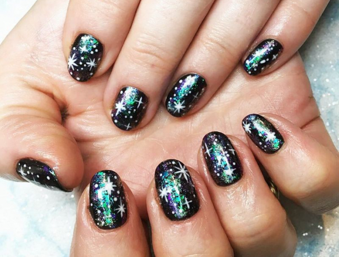 ongles couleur noire motif galaxie nail art ongle court avec etoiles dessin