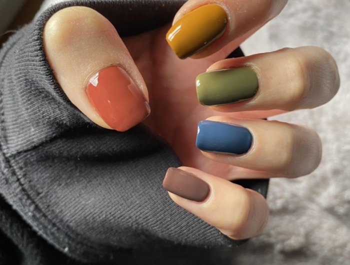 ongles dépareillées de couleurs variées vernis mat tendance ongles en gel