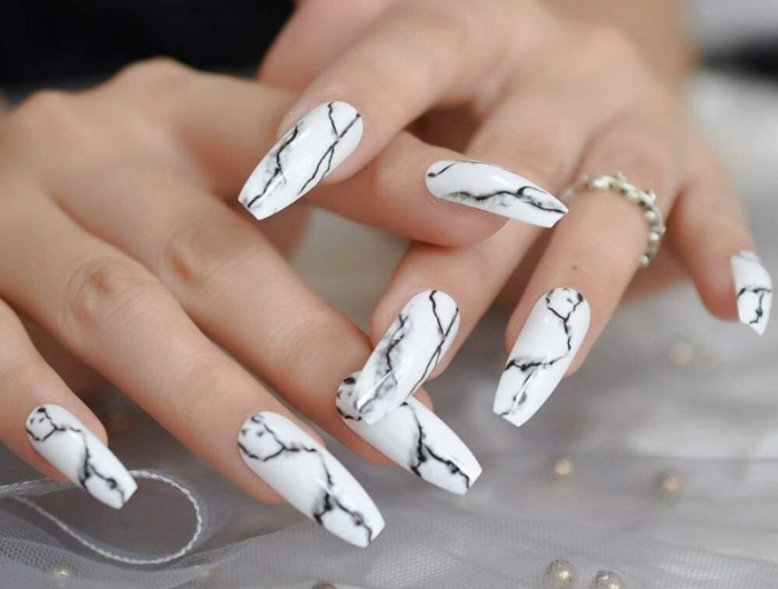 ongles effet marbre noir et blanc craquelé manucure longue femme