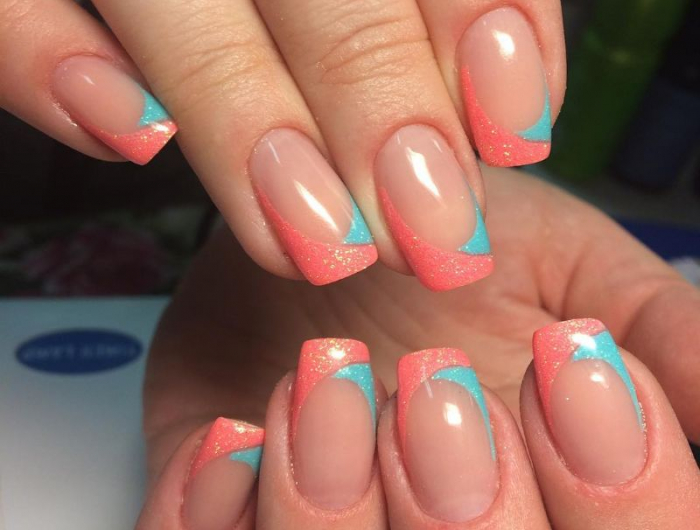 ongles en gel tendance 2022 coloré avec vernis rose et bleu pailleté