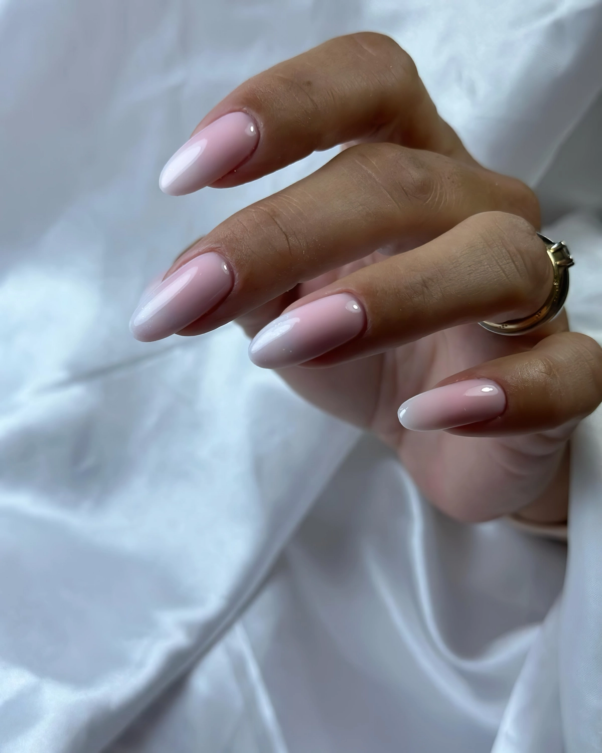ongles longs manucure rose pastel et blanc laiteux degrade technique
