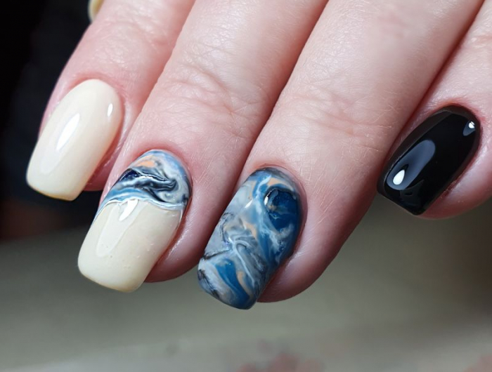 ongles ocean moderne idée nail art 2022 abstrait mer été