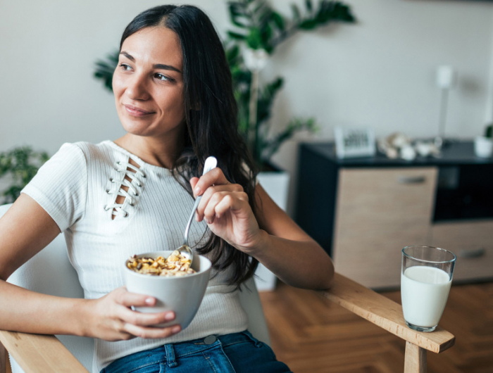 perdre du poids facilement femme mange du musli une verre de lait vegetal