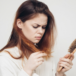 Solutions naturelles et efficaces pour stopper la chute des cheveux