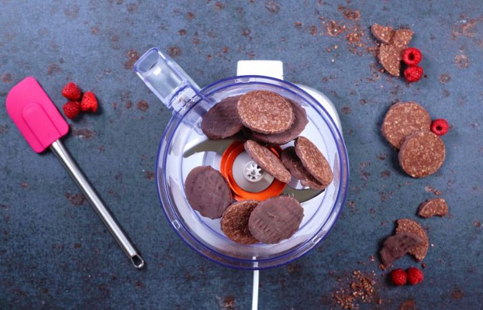 placer des biscuits au chocolat dans un mélangeur pour broyer recette cake pop