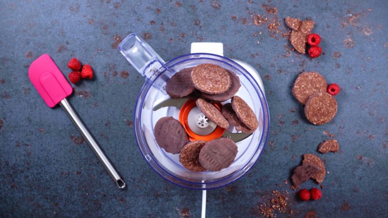 placer des biscuits au chocolat dans un mélangeur pour broyer recette cake pop