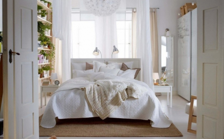 plantes vertes étagères bois rideaux longs plafond blanc avec poutres bois clair chaise bois et blanc tête de lit blanche association couleur beige meubles en bois