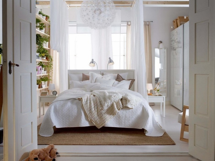 plantes vertes étagères bois rideaux longs plafond blanc avec poutres bois clair chaise bois et blanc tête de lit blanche association couleur beige meubles en bois